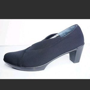 Naot Lucente v cut heels 38 7 black fabric shoes